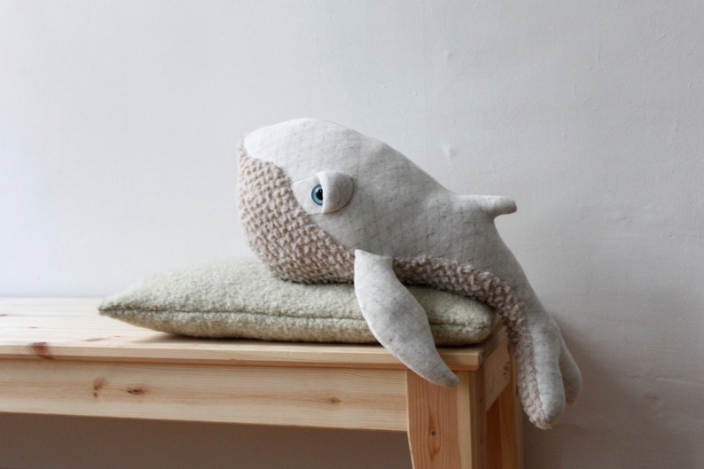 Handgemaakte kleine witte walvis knuffeldier schattig nautisch knuffeldier voor kinderen kinderkamer decor met oceaanthema uniek cadeau voor walvisliefhebbers afbeelding 3