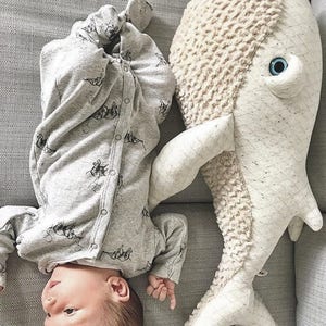 Handgemaakte kleine witte walvis knuffeldier schattig nautisch knuffeldier voor kinderen kinderkamer decor met oceaanthema uniek cadeau voor walvisliefhebbers afbeelding 7