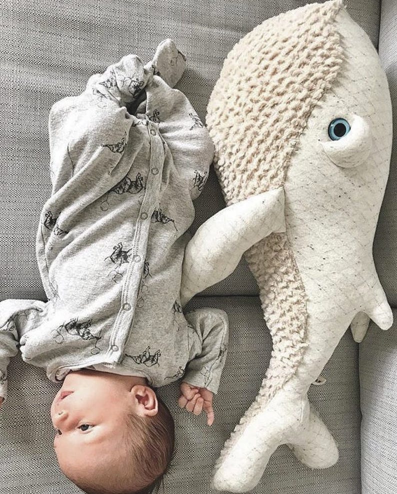 Handgemaakte kleine witte walvis knuffeldier schattig nautisch knuffeldier voor kinderen kinderkamer decor met oceaanthema uniek cadeau voor walvisliefhebbers afbeelding 7