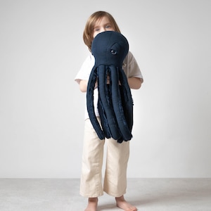 Handgemachtes kleines nachtblaues Oktopus-Plüschtier - Süßes Meerestier - Einzigartiges Geschenk für Kinder und Erwachsene