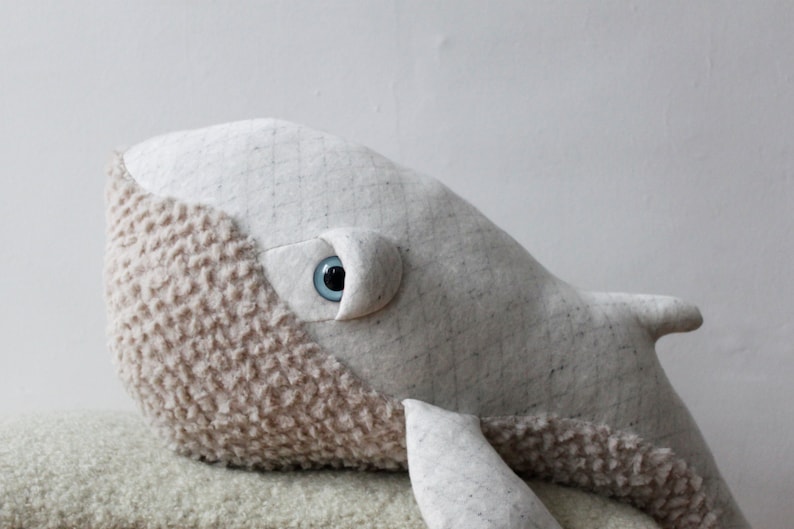 Handgemaakte kleine witte walvis knuffeldier schattig nautisch knuffeldier voor kinderen kinderkamer decor met oceaanthema uniek cadeau voor walvisliefhebbers afbeelding 2