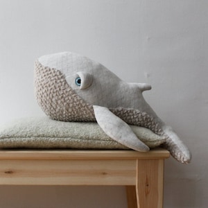 Handgemaakte kleine witte walvis knuffeldier schattig nautisch knuffeldier voor kinderen kinderkamer decor met oceaanthema uniek cadeau voor walvisliefhebbers afbeelding 1