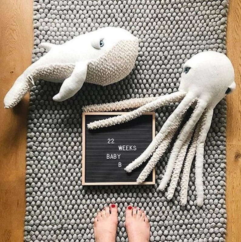 Handgemaakte kleine witte walvis knuffeldier schattig nautisch knuffeldier voor kinderen kinderkamer decor met oceaanthema uniek cadeau voor walvisliefhebbers afbeelding 6