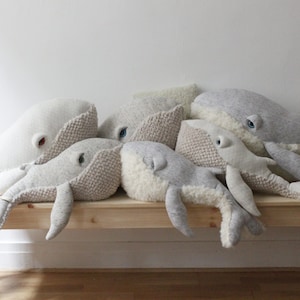 Handgemaakte kleine witte walvis knuffeldier schattig nautisch knuffeldier voor kinderen kinderkamer decor met oceaanthema uniek cadeau voor walvisliefhebbers afbeelding 5