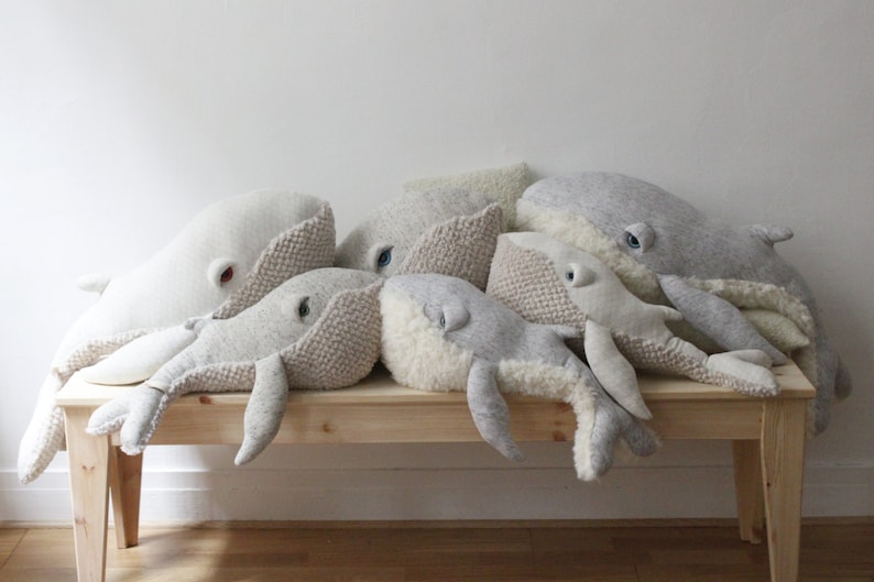 Handgemaakte kleine witte walvis knuffeldier schattig nautisch knuffeldier voor kinderen kinderkamer decor met oceaanthema uniek cadeau voor walvisliefhebbers afbeelding 5