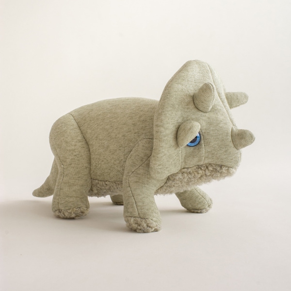 Peluche de triceratops hecho a mano - Dinosaurio de peluche para niños - Adorable y tierno peluche de la era jurásica - Regalo único para los amantes de los dinosaurios