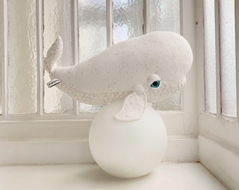 Piccolo animale di pezza Beluga bianco fatto a mano - Simpatico peluche per bambini - Decorazione per la cameretta a tema oceano - Regalo unico per gli amanti degli animali marini