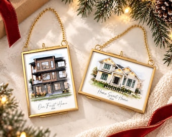 Könnte beinhalten: Zwei rechteckige Glasanhänger mit goldenen Metallrahmen und Aufhängerketten. Ein vertikaler Anhänger zeigt eine Aquarell-Hausillustration mit dem Text Our First Home 2024, der andere zeigt ein Haus mit Home Sweet Home 2024.