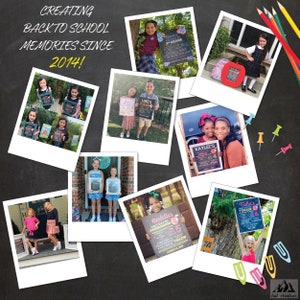Pu&ograve; includere: Un collage di foto di bambini che tengono cartelli con i loro nomi e le loro classi, celebrando il primo giorno di scuola. Le foto sono disposte in una griglia su uno sfondo di lavagna nera. Il testo "Creating Back to School Memories Since 2014!" &egrave; scritto nella parte superiore della lavagna.