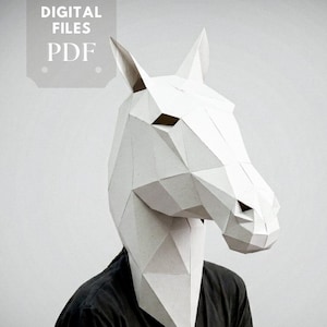 Könnte beinhalten: Eine weiße, geometrische Pferdemaske aus Papier, getragen von einer Person in einem schwarzen Hemd. Die Maske ist ein Low-Poly-Design mit scharfen Winkeln. Der Text auf dem Bild lautet "DIGITAL FILES PDF" und "simaga PAPER & WOOD."