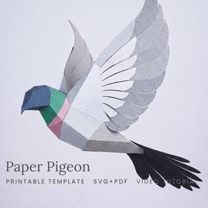 Könnte beinhalten: Ein geometrisches Papier-Tauben-Bastelobjekt mit blauem Kopf, grün-rosa Hals, weißem Körper, grauen Flügeln und schwarzem Schwanz. Der Text lautet: smagapaperwood, Paper Pigeon, PRINTABLE TEMPLATE, SVG+PDF, VIDEO TUTORIAL.
