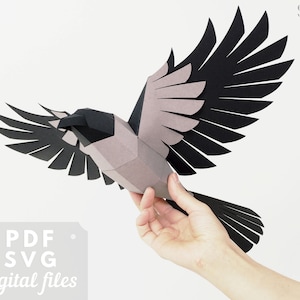 Corvo papercraft 3d. Uccello volante low poly. Scultura di uccello nero, decorazione dark academia fai da te!