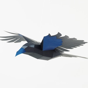 Escultura de cuervo, pájaro de papel 3D. Patrón SVG y PDF de cuervo de papel. Academia oscura, gótico, decoración de Halloween. imagen 2