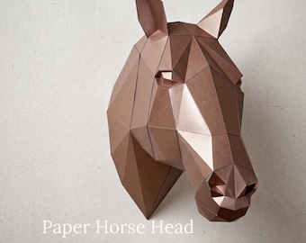Puede incluir: Una escultura geométrica de cabeza de caballo hecha de papel de color cobre metálico con facetas angulares. El texto smagapaperwood, Paper Horse Head, PRINTABLE TEMPLATE y SVG+PDF es visible en la imagen.