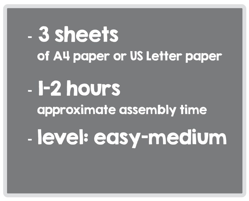 Peut inclure: Un fond gris avec du texte blanc d&eacute;crivant les mat&eacute;riaux et le temps d'assemblage d'un projet de papercraft. Le texte indique&nbsp;: - 3 feuilles de papier A4 ou de papier US Letter - 1 &agrave; 2&nbsp;heures de temps d'assemblage approximatif - niveau&nbsp;: facile &agrave; moyen
