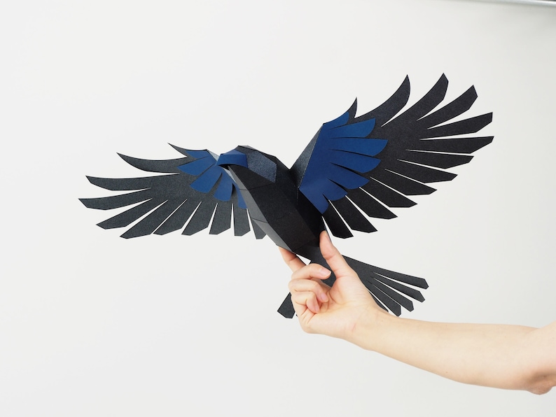 Escultura de cuervo, pájaro de papel 3D. Patrón SVG y PDF de cuervo de papel. Academia oscura, gótico, decoración de Halloween. imagen 10