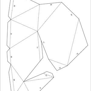 K&ouml;nnte beinhalten: Eine schwarz-wei&szlig;e Papiermaskenvorlage f&uuml;r einen Orc-Kopf. Das Design zeigt geometrische Formen und gestrichelte Linien zum Falten. Enth&auml;lt Text: "Orc Head paper mask" und "Page 8 of 8".