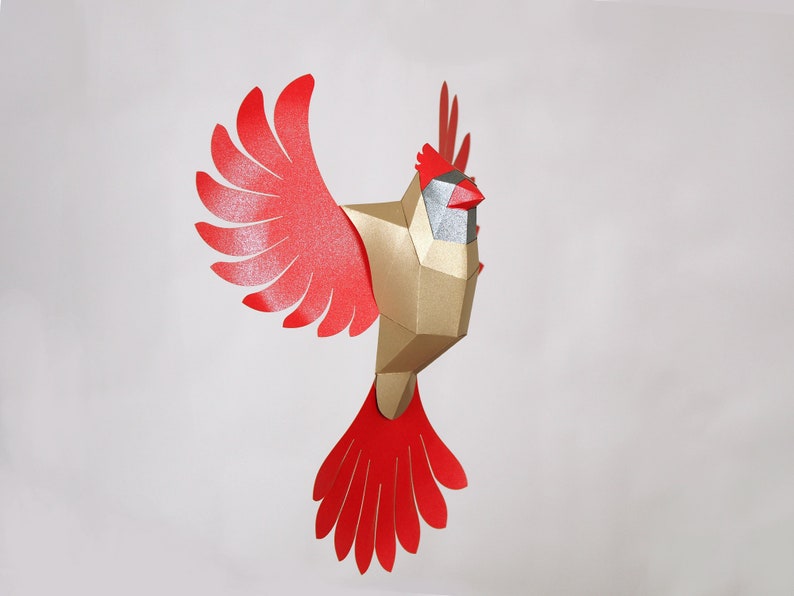 Peut inclure: Un cardinal en papier avec des ailes et une queue rouges, un corps dor&eacute; et un bec argent&eacute;.