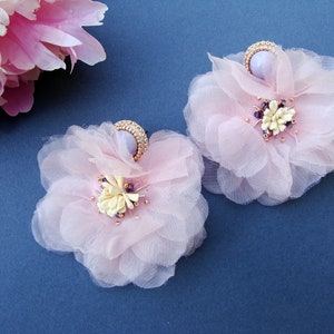 Brincos de flores rosa: tachas florais de organza com miçangas