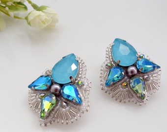 Pendientes de cristal azul con bordado de cuentas y perlas de Swarovski