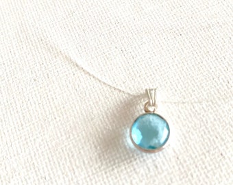 Collier invisible pierre bleu - ras de cou invisible et minimaliste avec pierre naturelle calcédoine- Mini pendentif