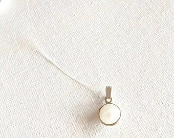 Collier pierre de lune - ras de cou invisible et minimaliste avec pierre naturelle - Mini pendentif blanc