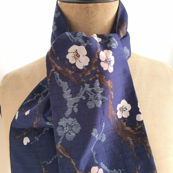 Écharpe en coton japonais bleu à motifs fleurs de cerisiers et laine - écharpe hiver - écharpe bleue courte