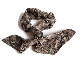 Foulard soie imprimé python beige marron à porter comme tour de cou, foulard cheveux, foulard anse de sac,