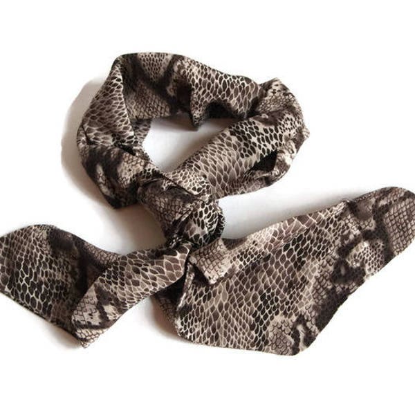 Foulard soie imprimé python beige marron à porter comme tour de cou, foulard cheveux, foulard anse de sac,