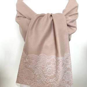 Rosa-beige Stola mit Spitze an den Enden - langer Winterschal für Hochzeitszeremonien - Stola aus Wolle, Seide und Baumwolle