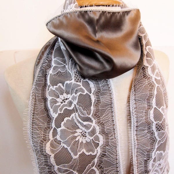 Foulard gris en soie avec fine dentelle blanche de France