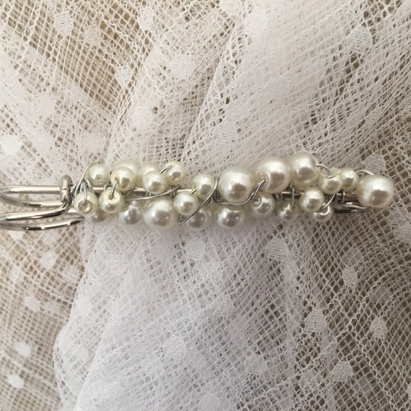 Attache-traîne en perles blanches pour robe de mariée, Remonte traîne mariage, Accroche-traîne perles blanc nacrée - attache voile mariage