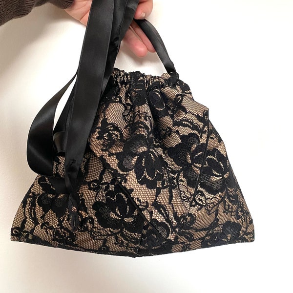 Sac pochette dentelle noire fond beige, sac à main mariage, réveillon, soirée - sac élégant pour robe de soirée