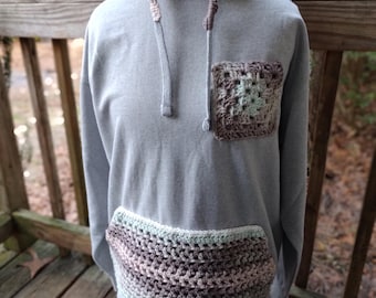 Geüpcycled grijze hoodie met gehaakte accenten