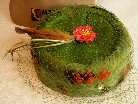 Vintage Ladies Hat * Grren Feather & Velvet * Pillbox Style  display picture 2