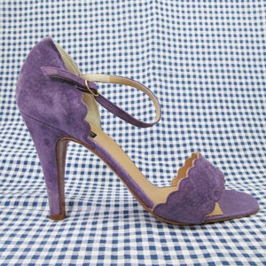 Vintage High Heeled Scalloped Edged Sandals in Lilac Suede