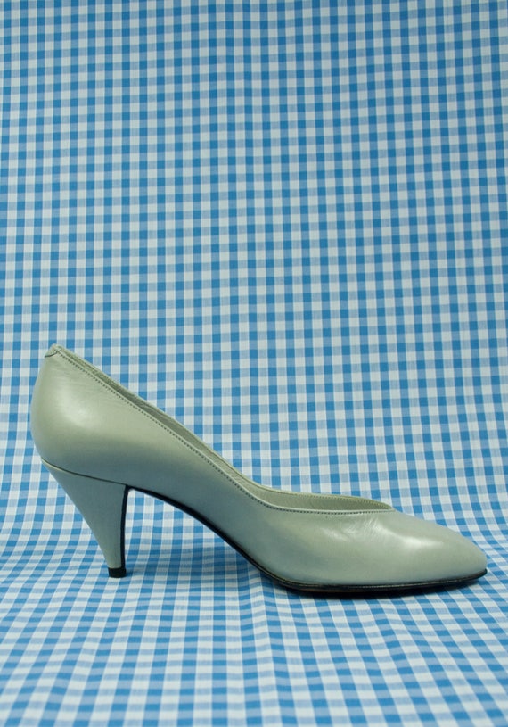 grey court shoes kitten heel