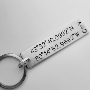 Handgestempelter Aluminium-Koordinatenschlüsselbund mit Initialen und Herz - Personalisierter Paar-Schlüsselanhänger - Jubiläumsgeschenk - Längen- Breitengrad
