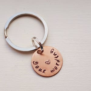 Kleiner Hand gestempelt Kupfer Schlüsselbund mit Ihrer Wahl des Wortlaut - 7. Jahrestag Geschenk - Name Personalisiert Ich liebe dich Datum