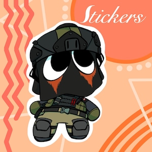 Pode incluir: Um adesivo de desenho animado com um personagem em um capacete preto e equipamento tático, com grandes olhos brancos e detalhes em laranja. A palavra "Stickers" está escrita em branco sobre um fundo pêssego.
