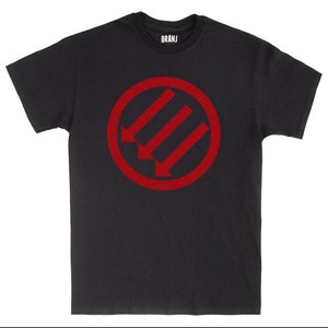 May include: Black t-shirt with a red circle and three downward-pointing arrows inside. The word "ORANJ" is printed on the collar. The graphic is centered on the front of the shirt.