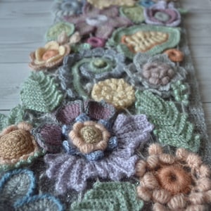 Cachecol de crochê irlandês em angorá, com estampa floral multicolorida.