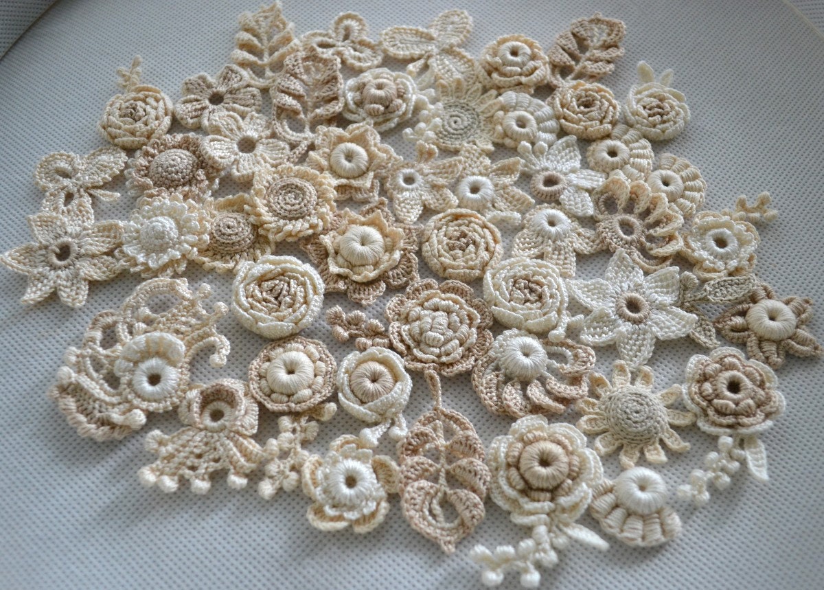 Bolso tejido al crochet con apliques florales realizados en crochet  irlandés - con diagramas paso a paso