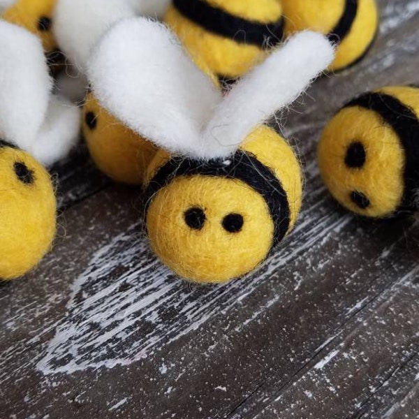 Felt bees. Bee accessories. Bee charm. Bee embellishment. 5 pieces. Bee decor. Bee party