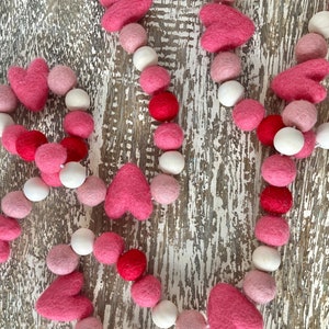 Red, pink and Coral heart garland. Valentine garland. Felt hearts. Valentines decor. Heart banner. 5ft