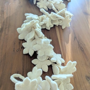 Felt Snowflake garland. Snowflake decor. winter garland. 6ft