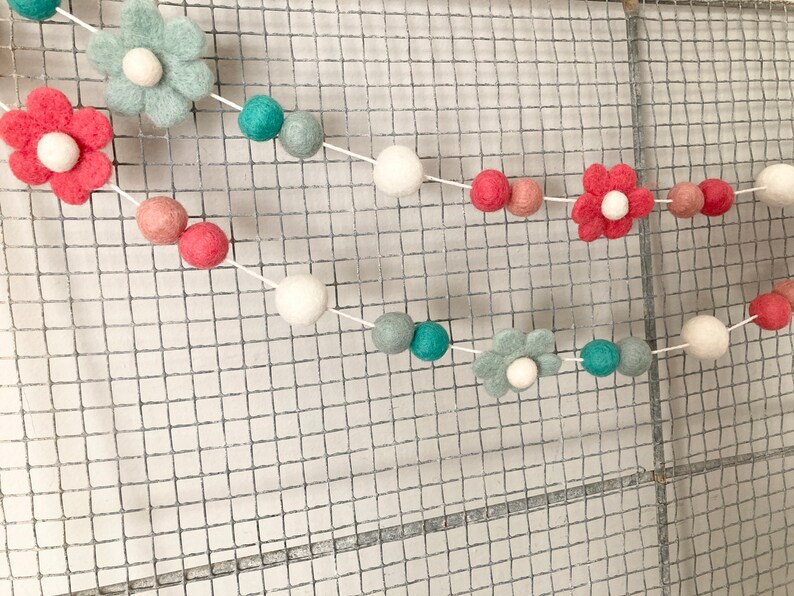 Spring garland. Daisy garland. Felt ball garland. Felt daisy. Etsy