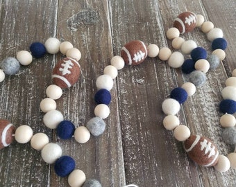 Guirnalda de fútbol: decoración con bolas de fieltro y cuentas de madera - 1,5 m