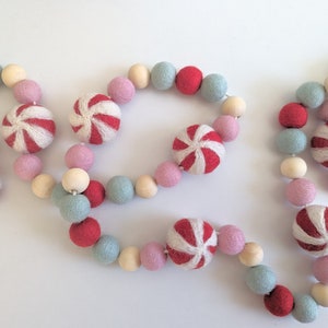 Vilten pepermuntslinger: handgemaakt kerstsnoepdecor