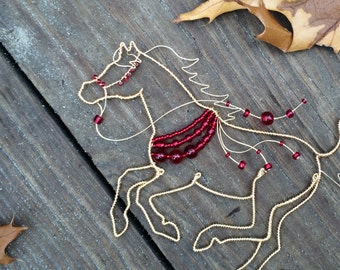 Ornamento de caballo de alambre con cuentas, oro y rojo